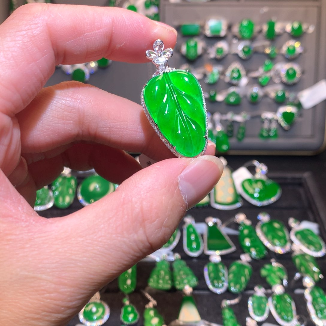 翡翠吊坠(不含链)18K金镶嵌天然翡翠