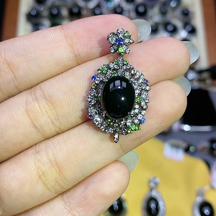 颈饰18K金镶嵌翡翠蛋面