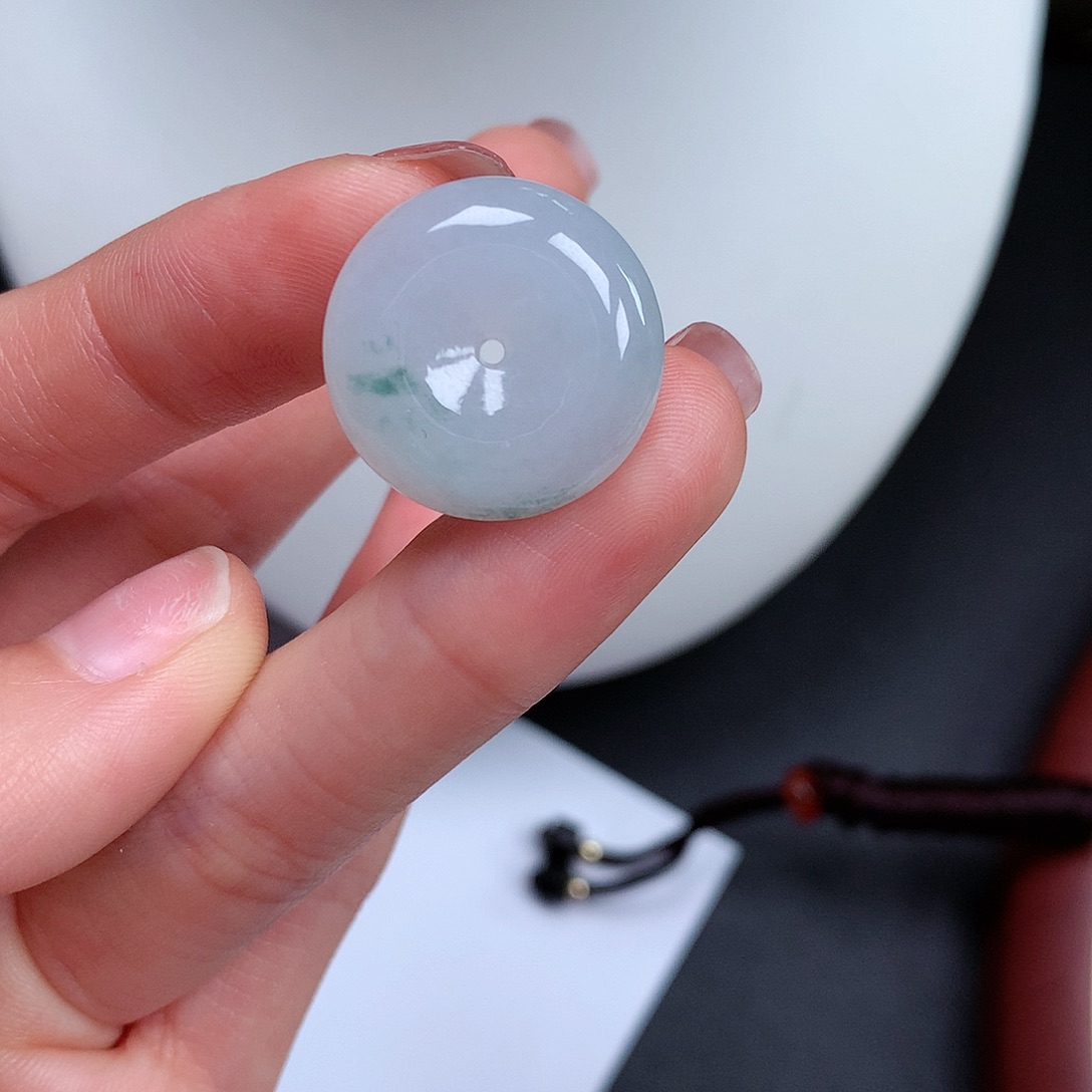 翡翠颈饰未镶嵌平安扣