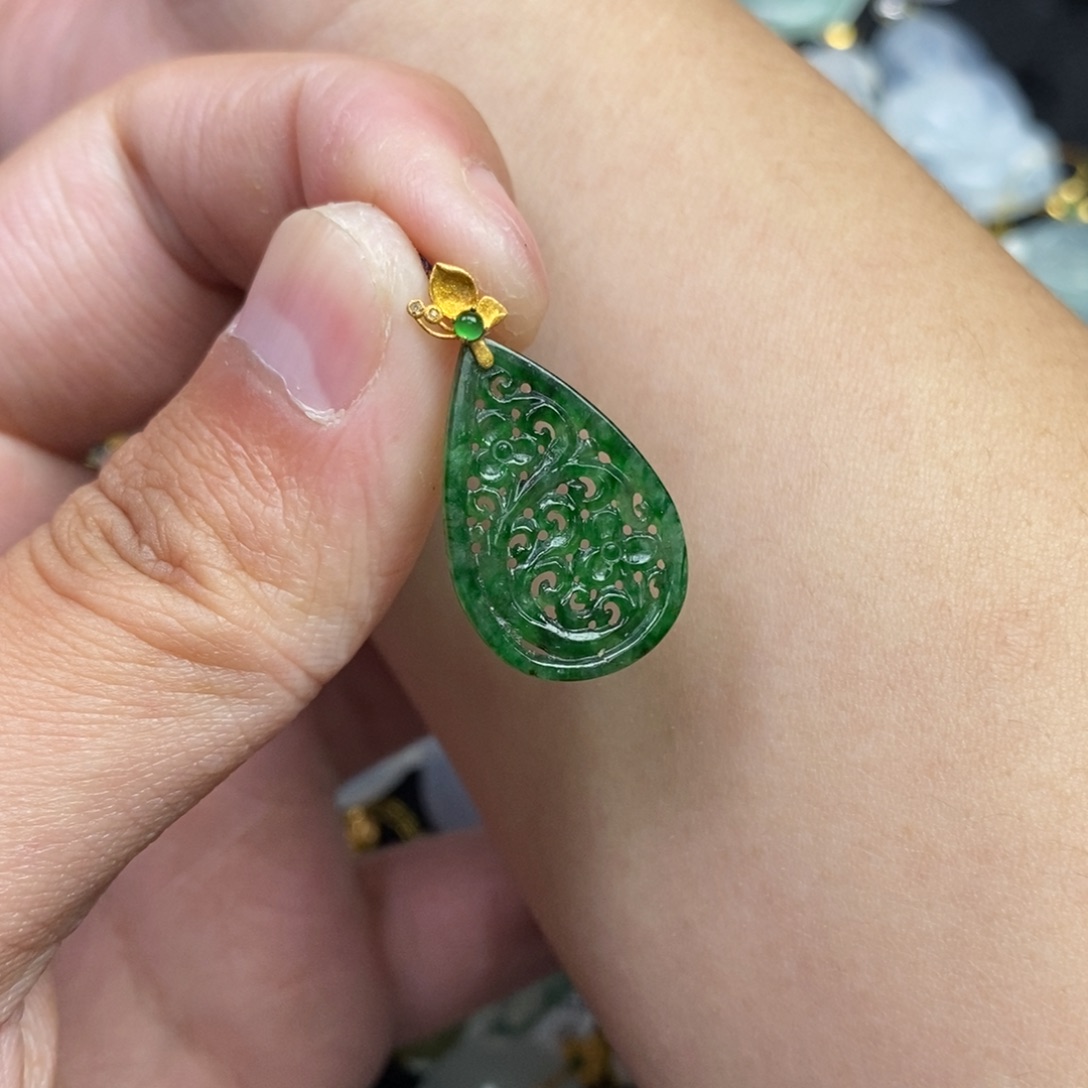 翡翠18K金镶嵌颈饰水滴