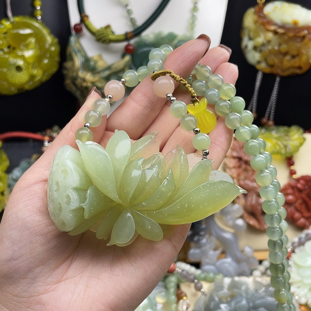 未镶嵌蛇纹石玉颈饰