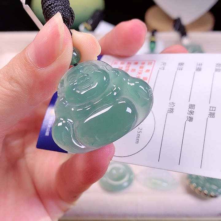 翡翠颈饰未镶嵌在****一翡翠