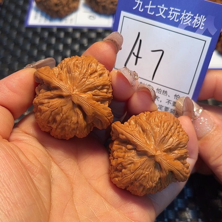 把件桃核43狮子A7。