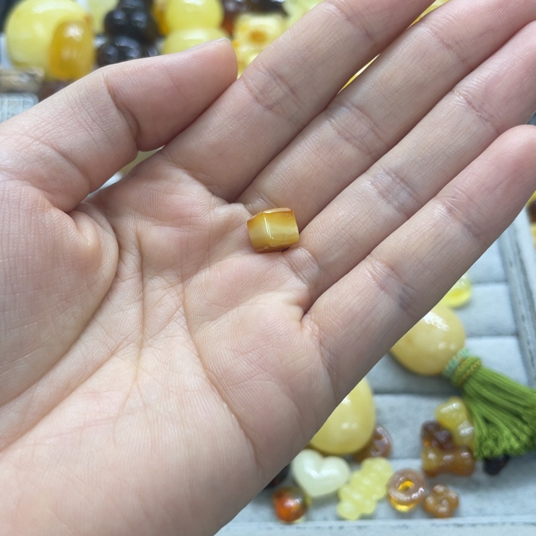 水****琥珀未镶嵌裸石爱人如己 存