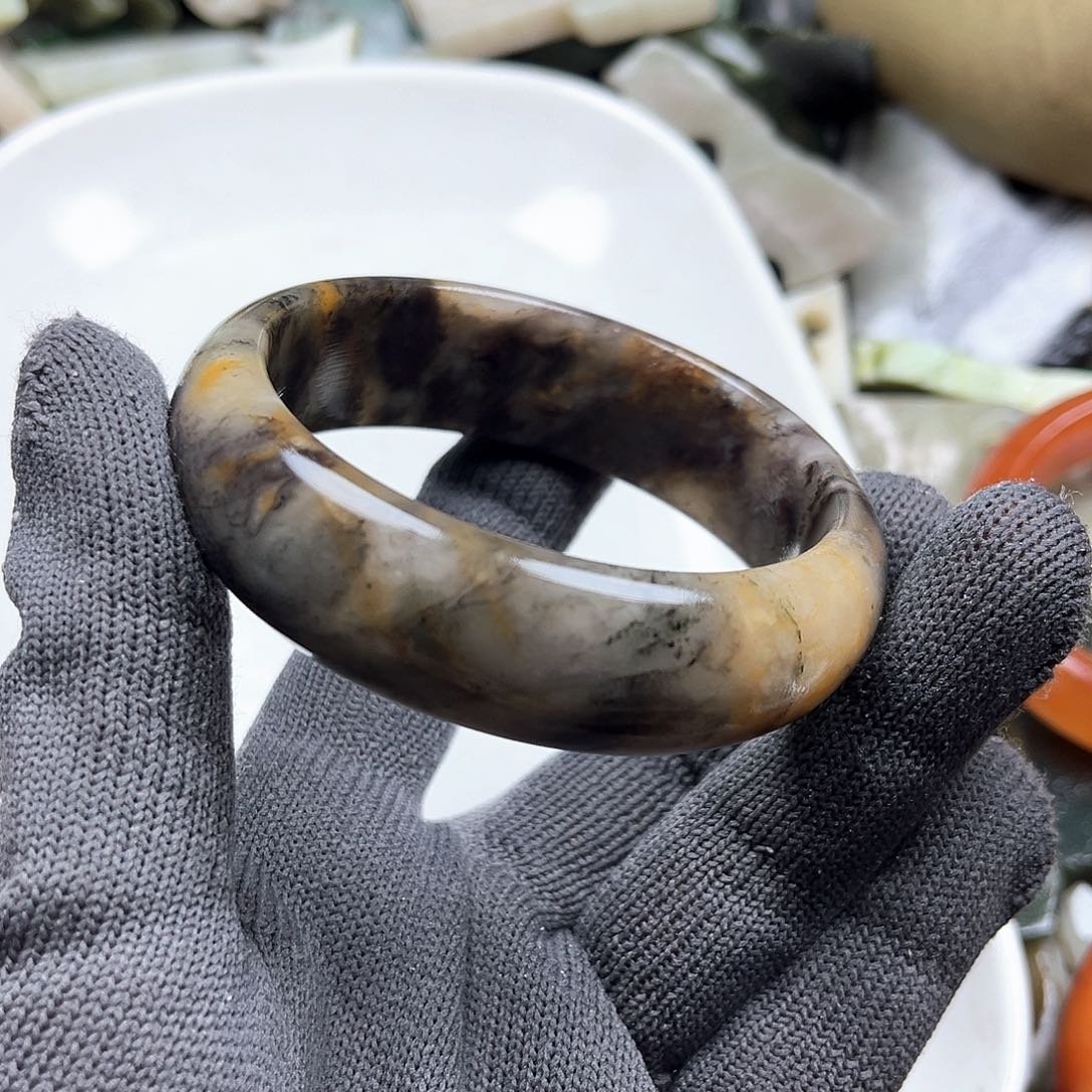 颈饰未镶嵌石英质玉