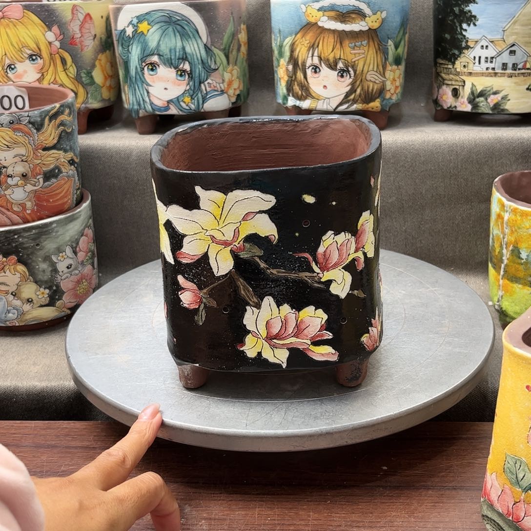 紫砂花盆黑底玉兰花