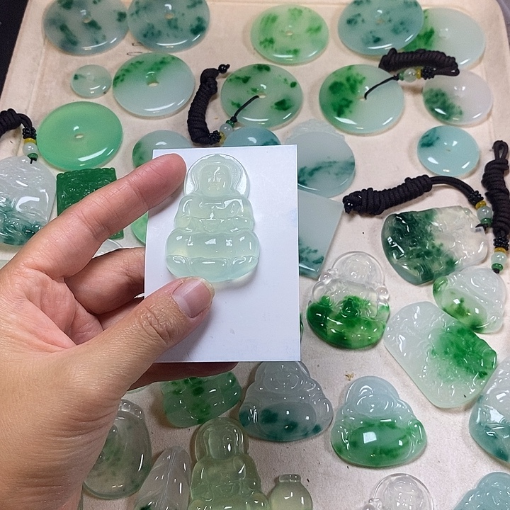 翡翠未镶嵌颈饰观