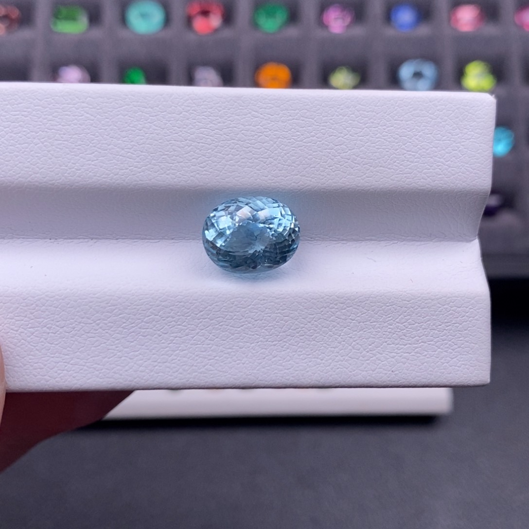 海蓝宝石笔搁未镶嵌小****?4.37克拉