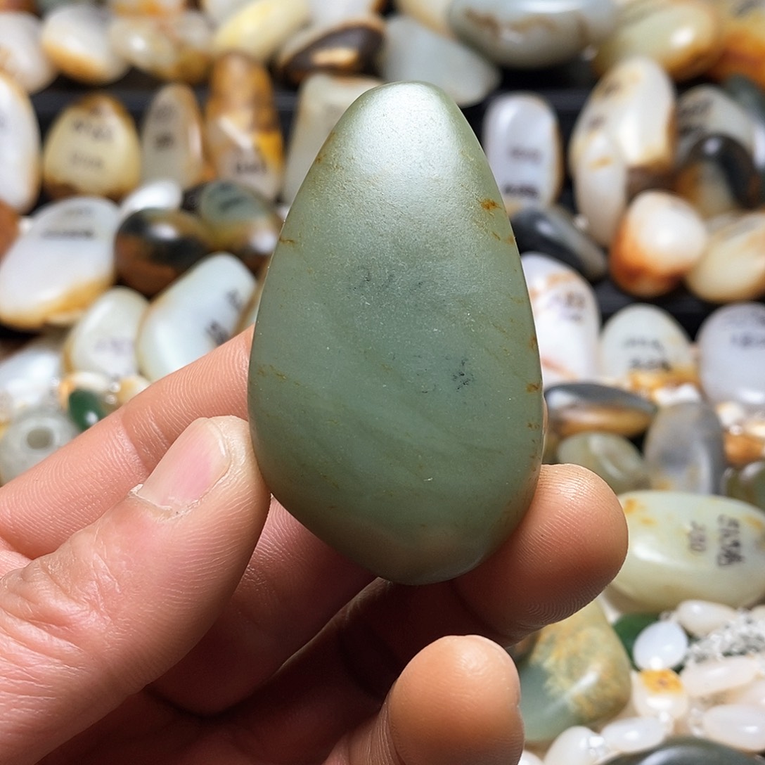 和田玉颈饰未镶嵌沙枣青原石吊坠