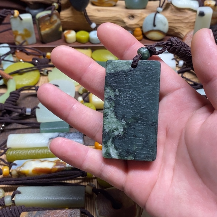 蛇纹石玉挂件未镶嵌