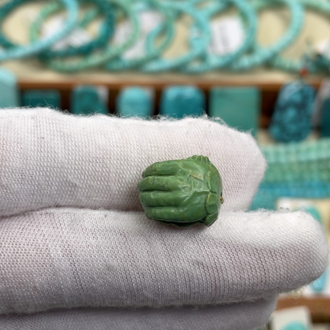 绿松石未镶嵌颈饰