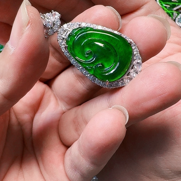 翡翠颈饰未镶嵌天然A货翡翠放漏