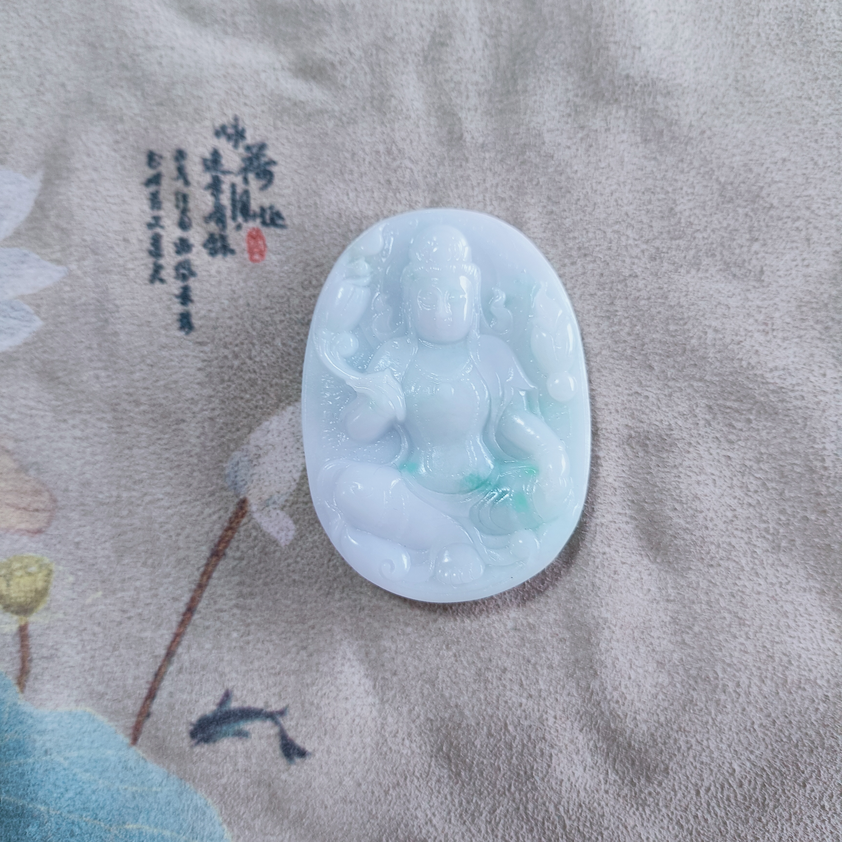 翡翠俏色巧雕观音