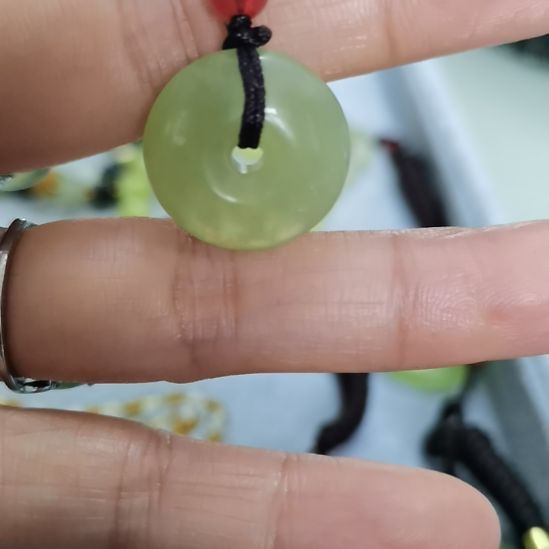 未镶嵌蛇纹石玉吊坠