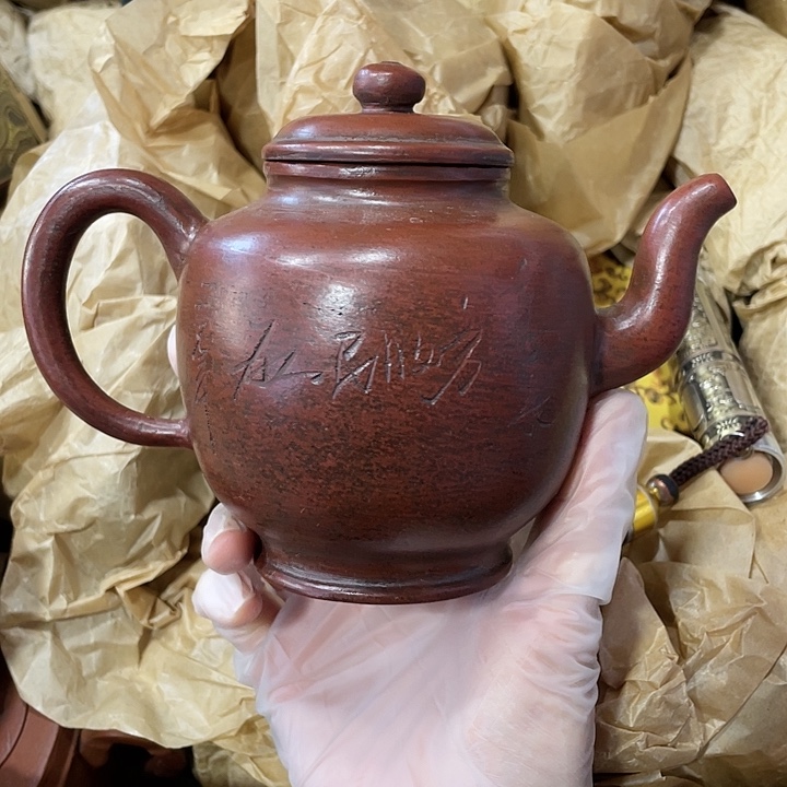 紫砂茶壶原矿泥料，手工制作的一把紫砂壶。