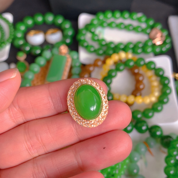 点***儿和田玉（碧玉）18K金镶嵌戒指