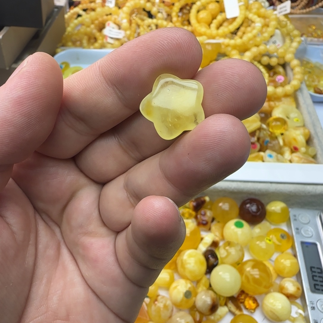 琥珀未镶嵌裸石0.78克有瑕