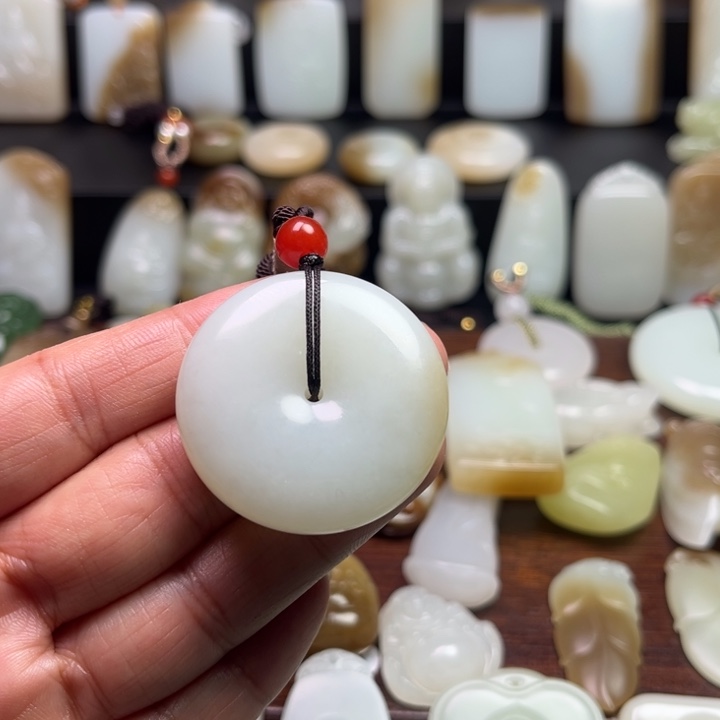 和田玉颈饰未镶嵌白**欢