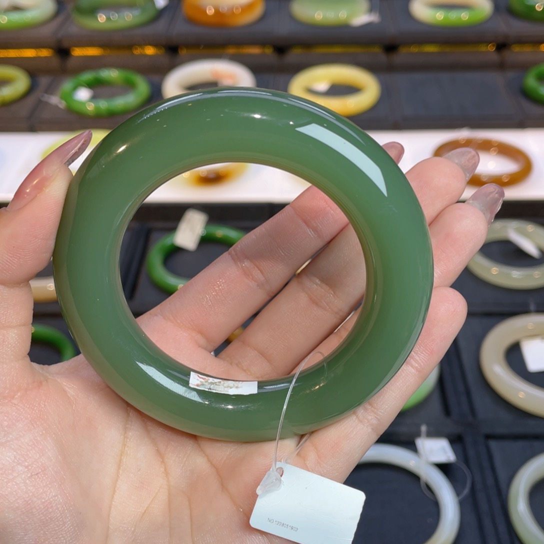 和田玉手镯未镶嵌云*子