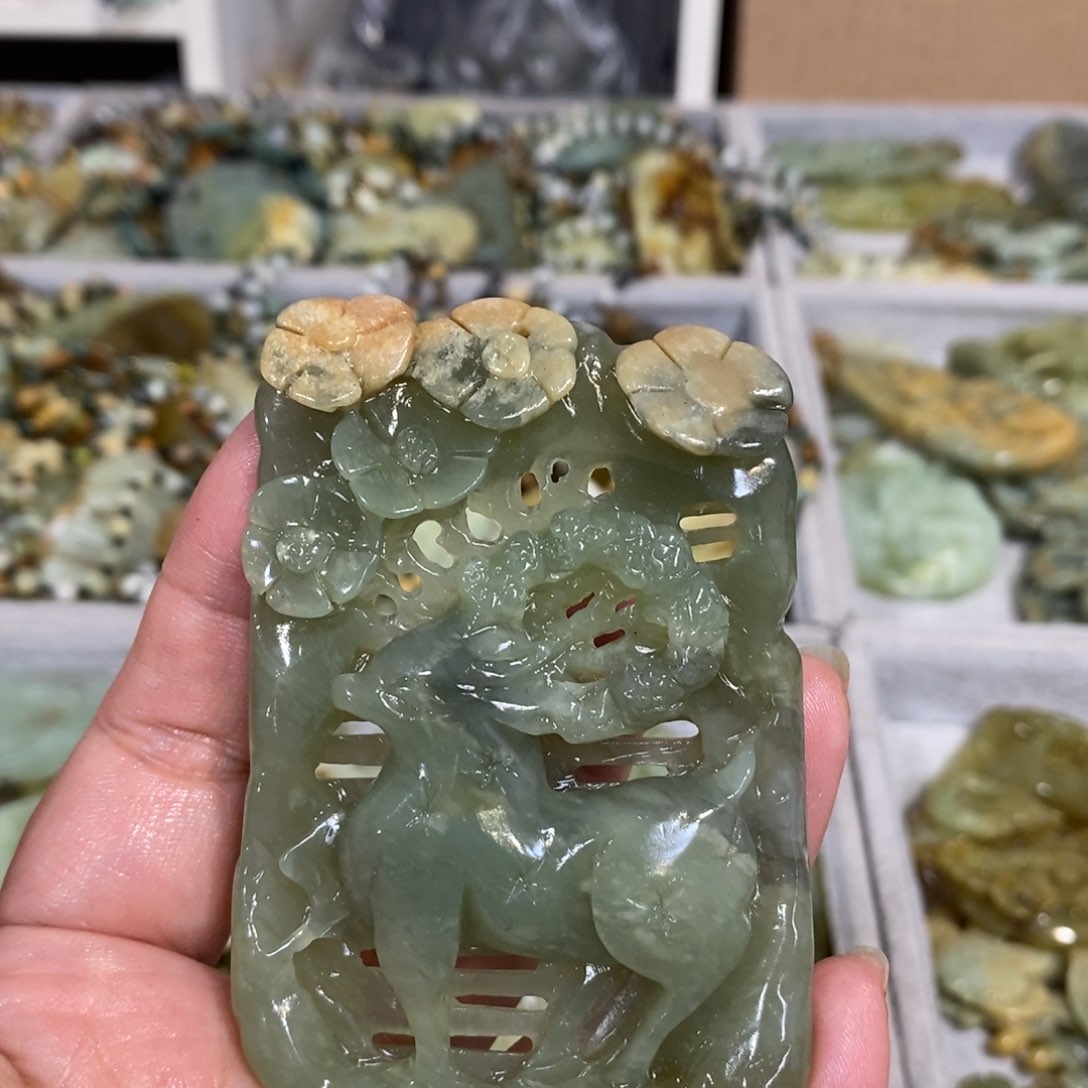 蛇纹石玉颈饰未镶嵌