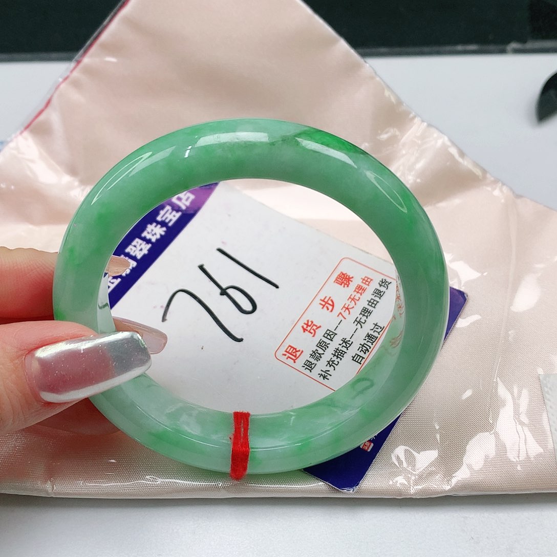 翡翠手镯未镶嵌翡翠手镯