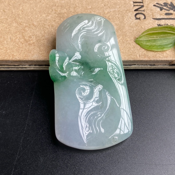 天然缅甸翡翠A货连年有余吊坠精雕飘绿精美俏色