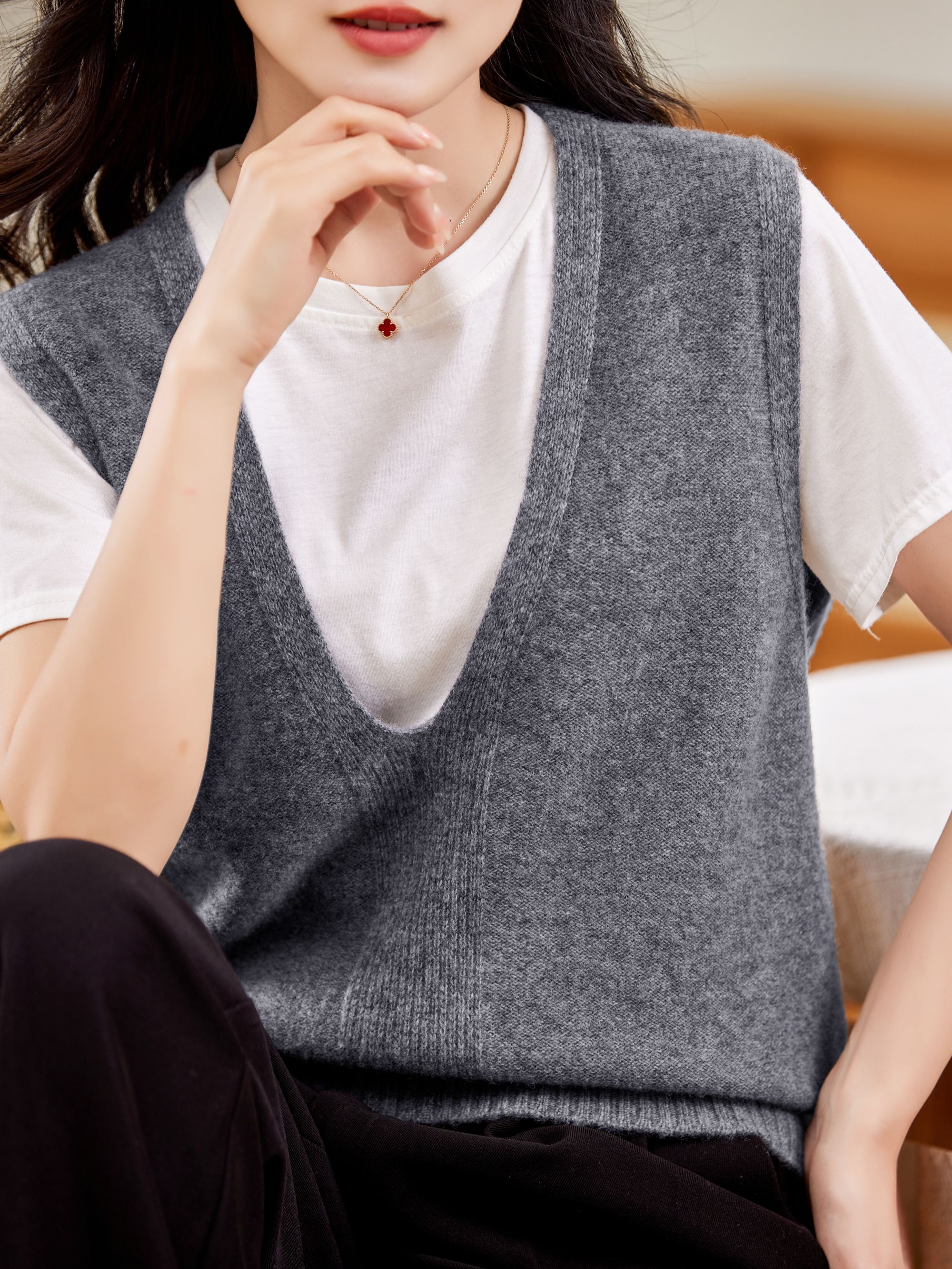 极简绵羊毛V领针织背心外穿女2025秋冬新款百搭通勤薄款马甲开衫