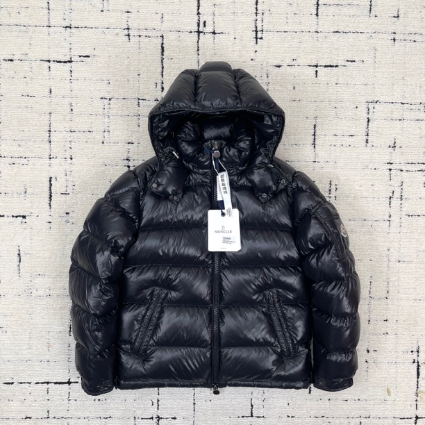 未使用 MONCLER MAYA全新库存摆样黑色亮面连帽短款羽绒服1码1838