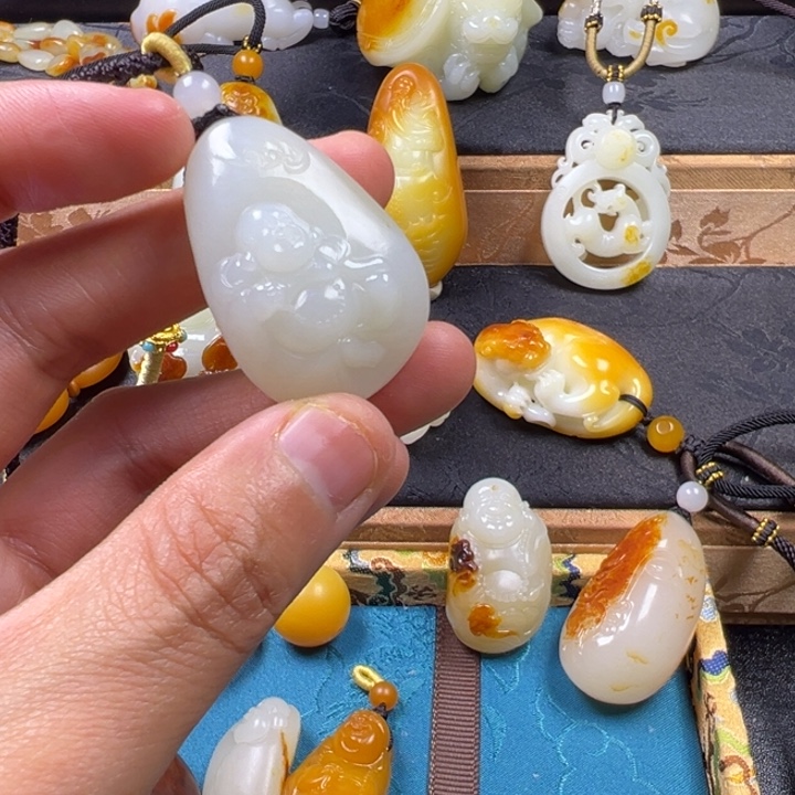 书***表和田玉未镶嵌颈饰