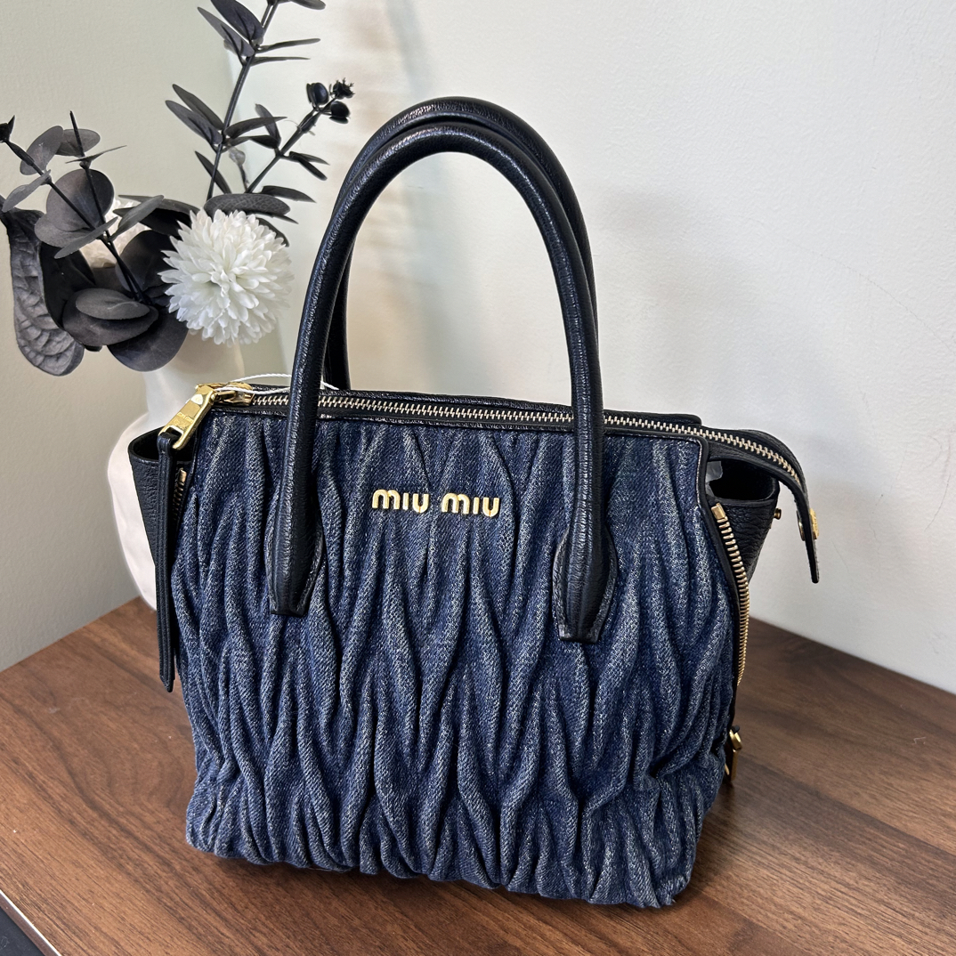 95新 MIU MIU/缪缪 牛仔丹宁中号褶皱斜挎手提包时尚简约百搭