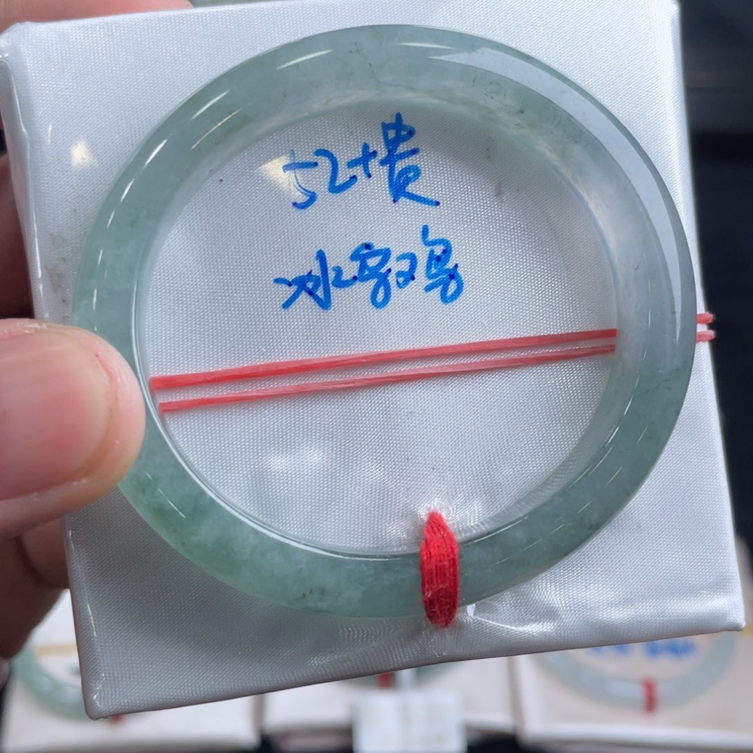 翡翠手镯未镶嵌翡翠手镯