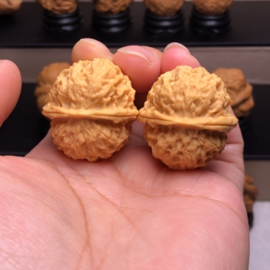 文玩核桃把件珊瑚绣球1