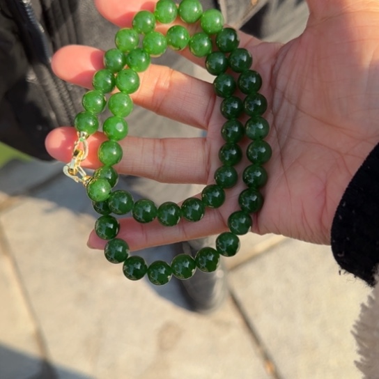 和田玉颈饰未镶嵌俄罗斯卡10冰辣阳绿，小点