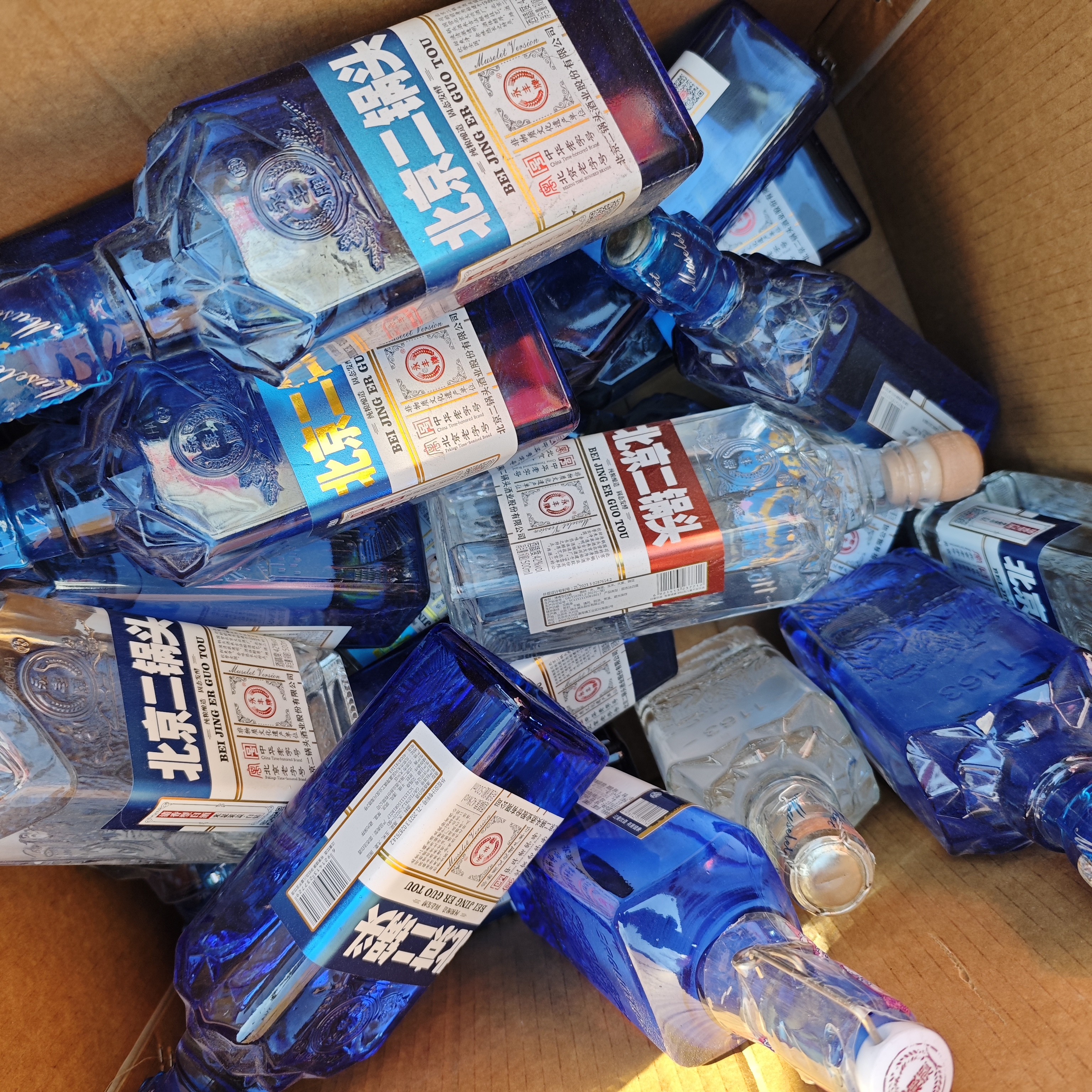 永丰北京二锅头蓝钻白钻随机发光瓶