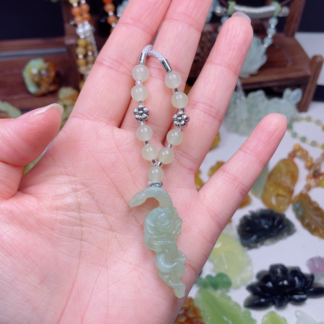 蛇纹石玉未镶嵌颈饰