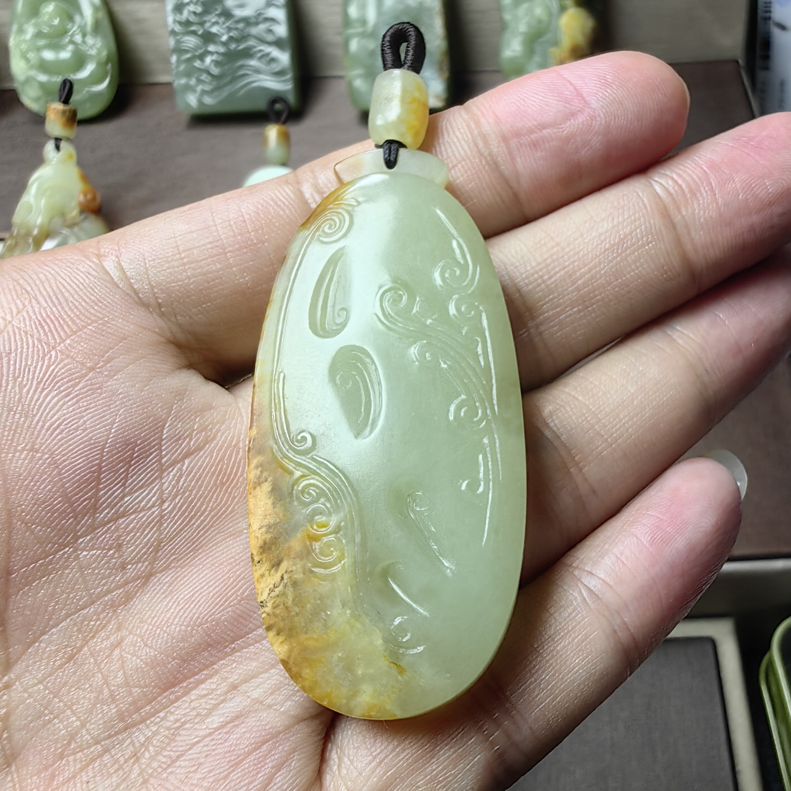 黄白河磨玉挂件（平安吉祥）
