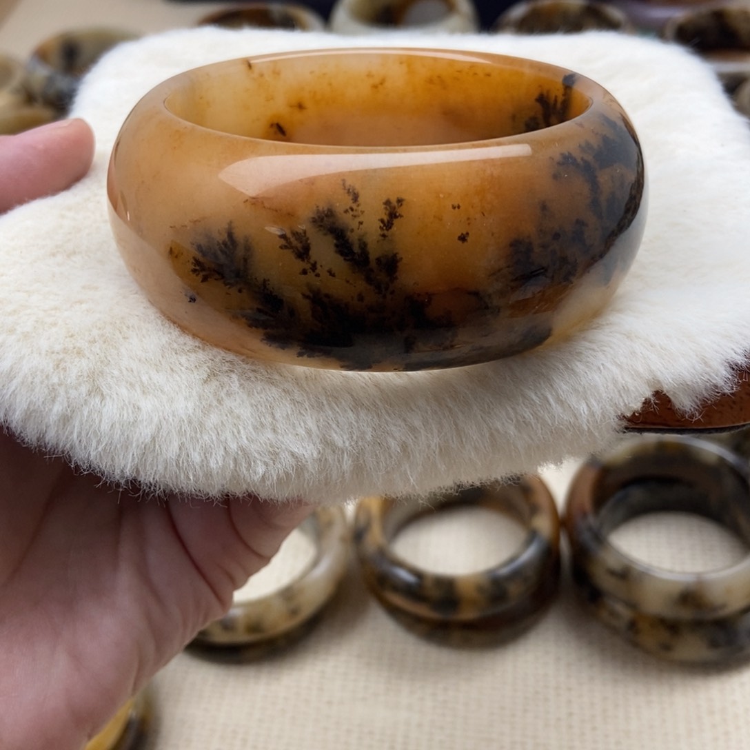 石英质玉手镯未镶嵌