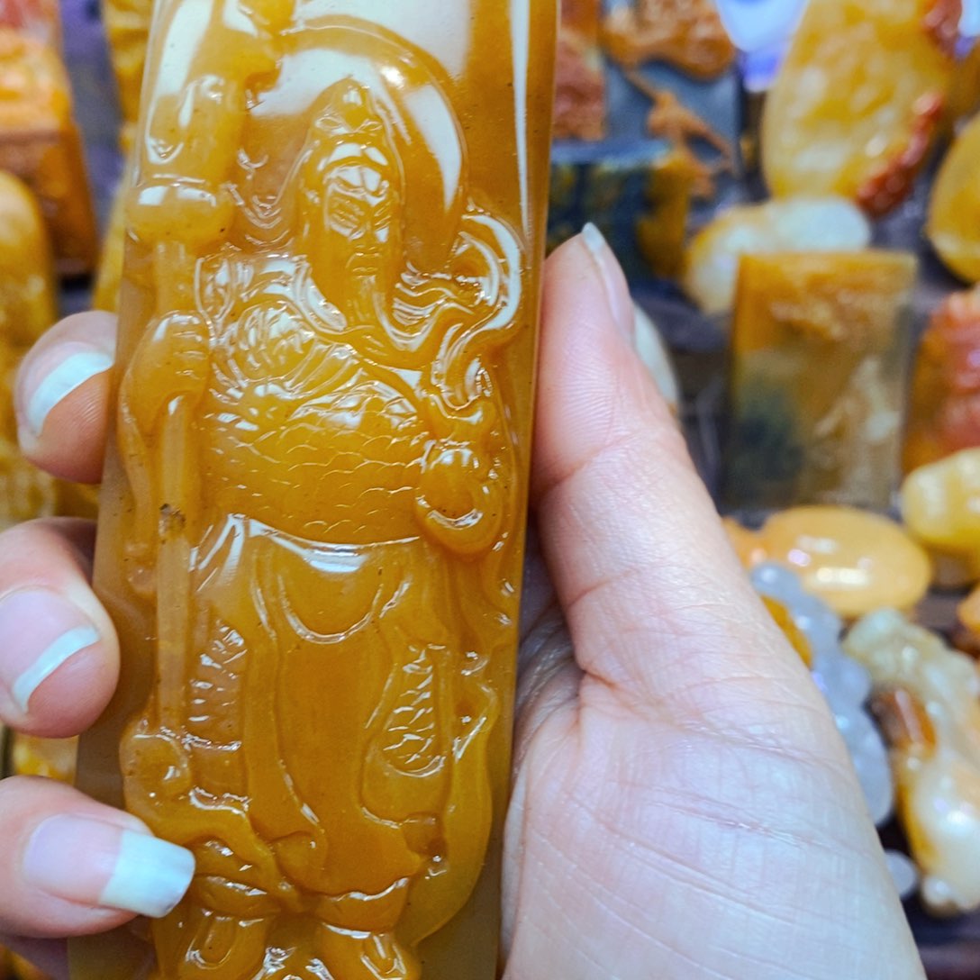 未镶嵌石英质玉（黄龙玉）颈饰