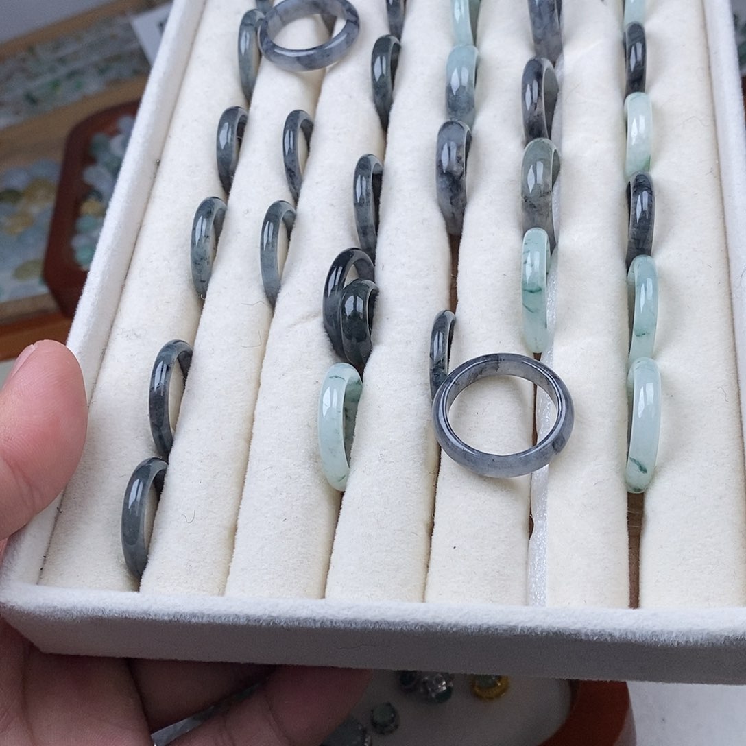 翡翠颈饰未镶嵌戒圈60一个