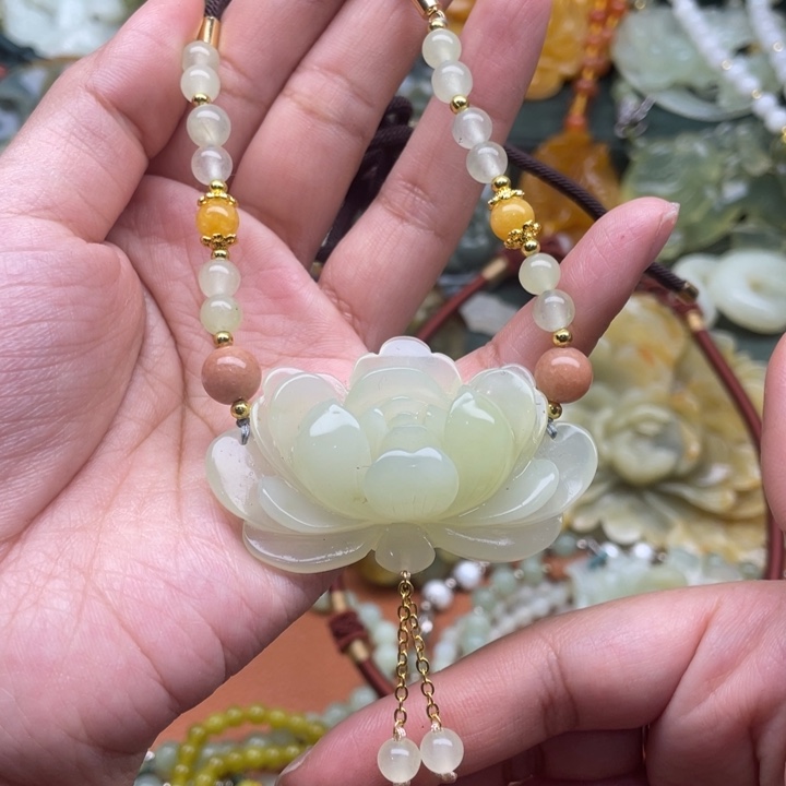 蛇纹石玉吊坠合金