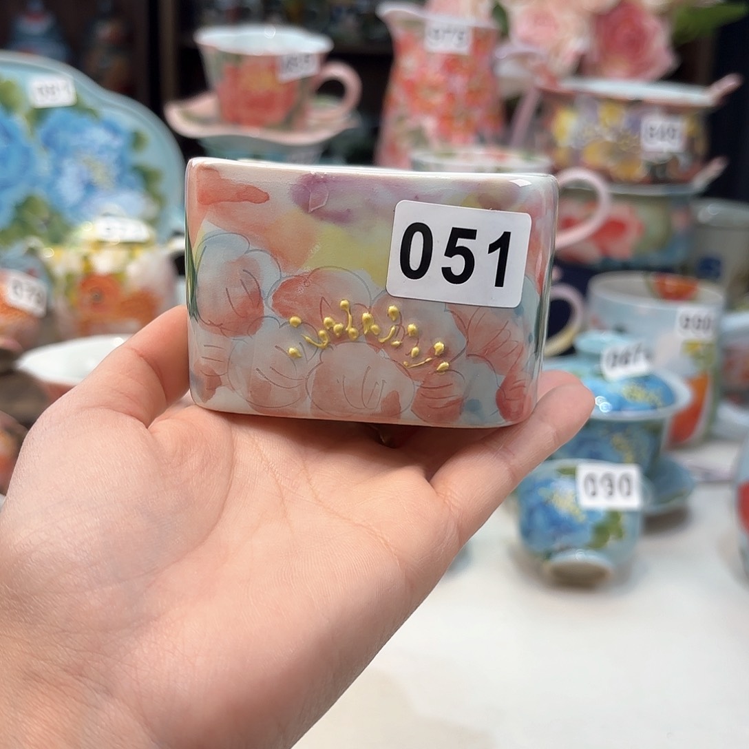 瓷片兔兔好de mo mo tu t