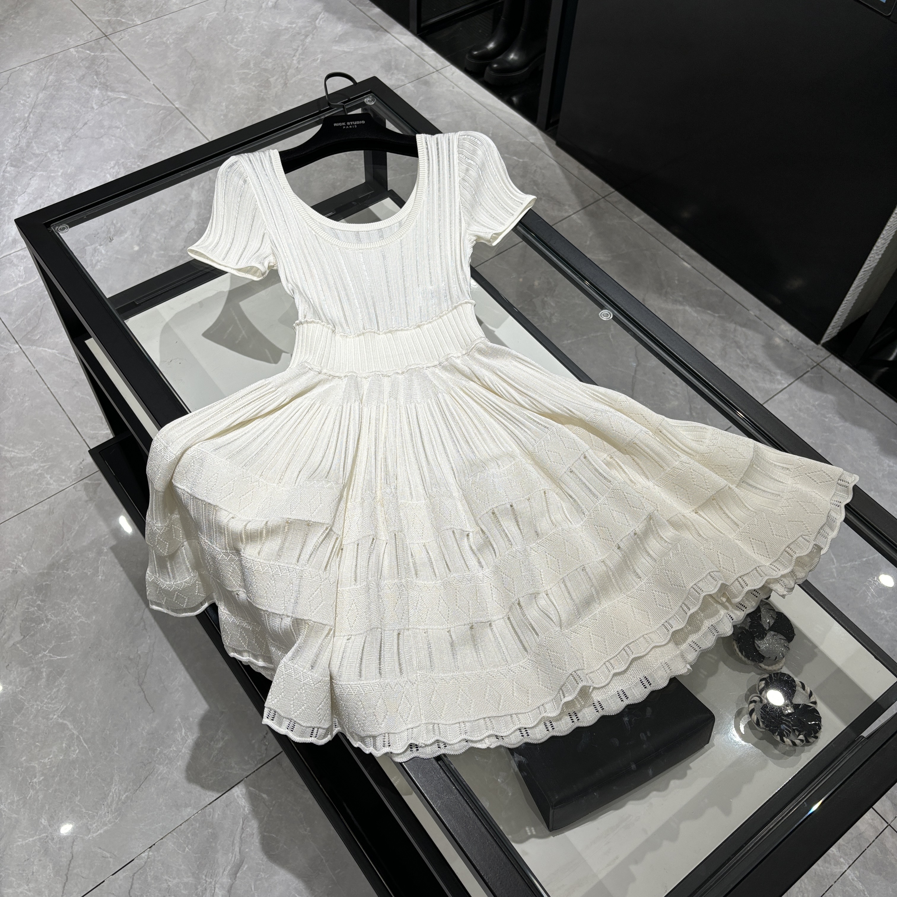 25年春装新款女装 时尚白色U领坚纹针织连衣裙-24155