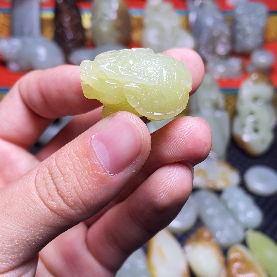 L***Y和田玉未镶嵌颈饰