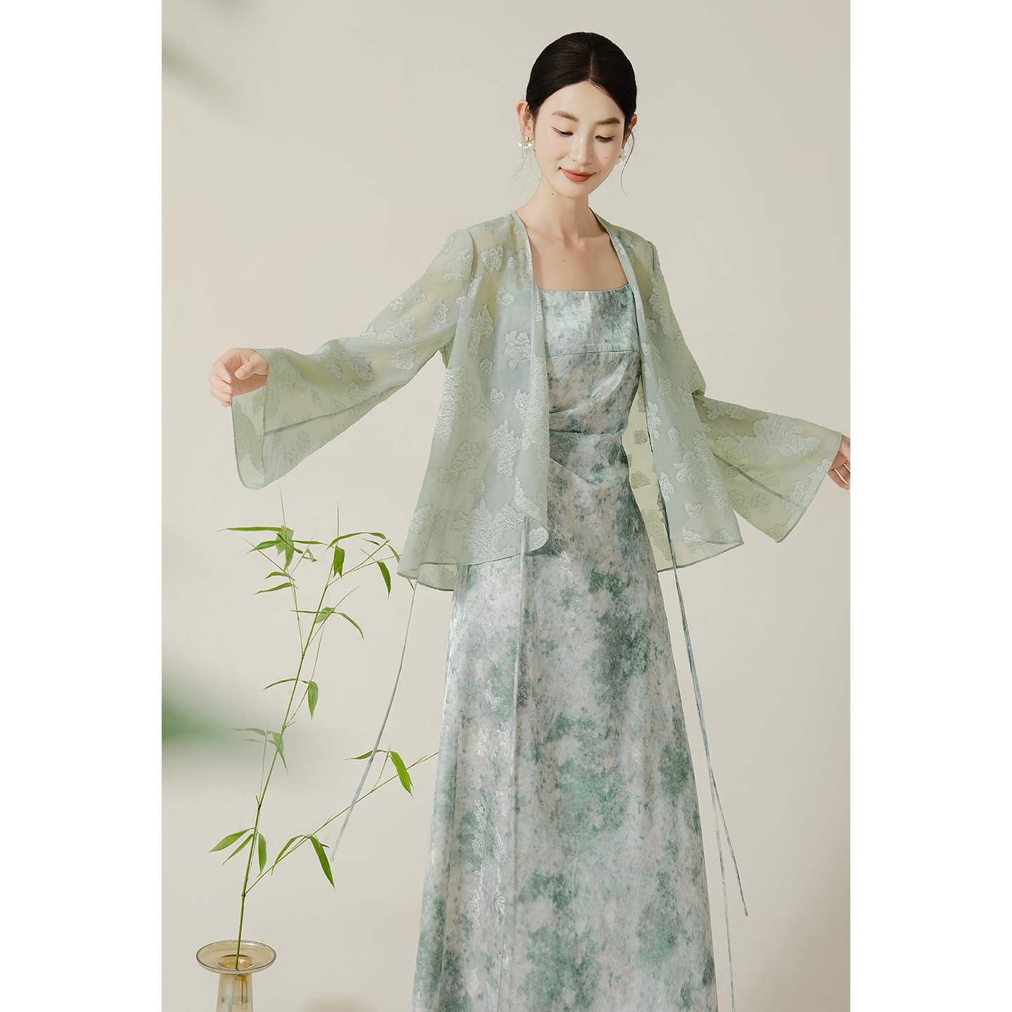 拾白望春苔 气质高级新中式薄款防晒外披修身吊带长裙套装SU3708