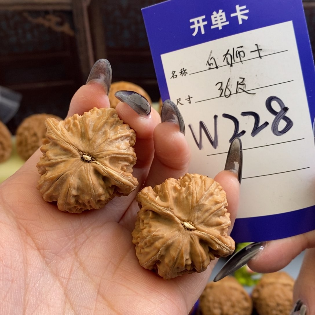 文玩核桃吊坠+*白狮子