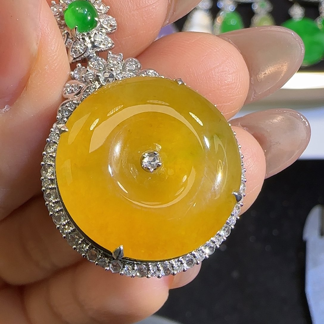 翡翠颈饰18K金镶嵌。