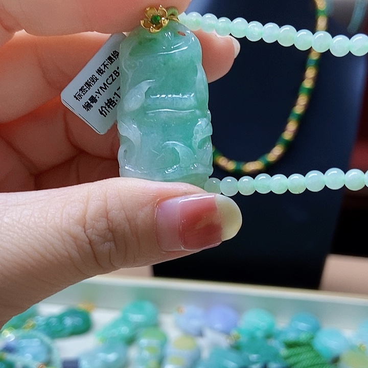 翡翠未镶嵌颈饰吊坠
