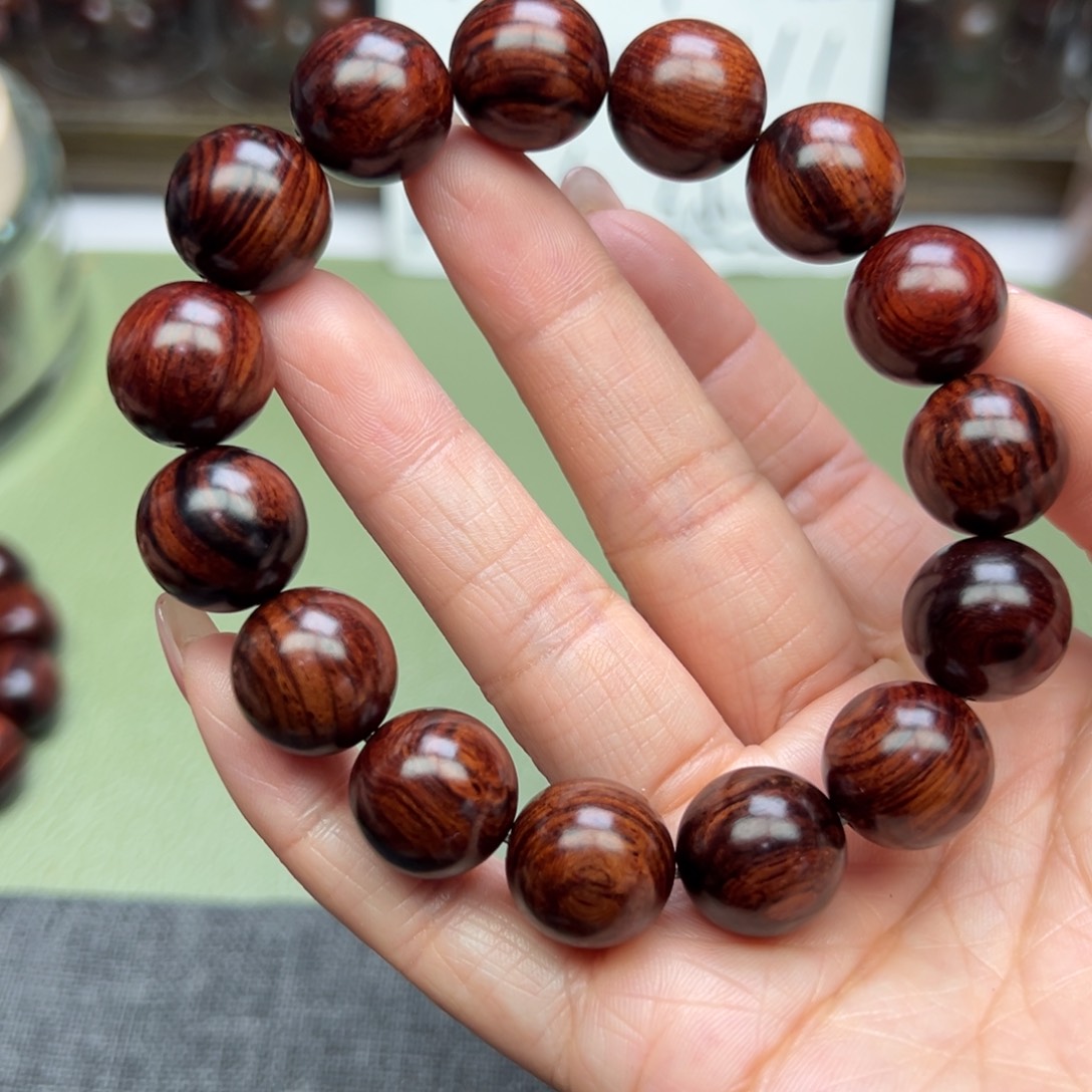 降真香其他海南红降1.5顺纹满结油瑕疵。 