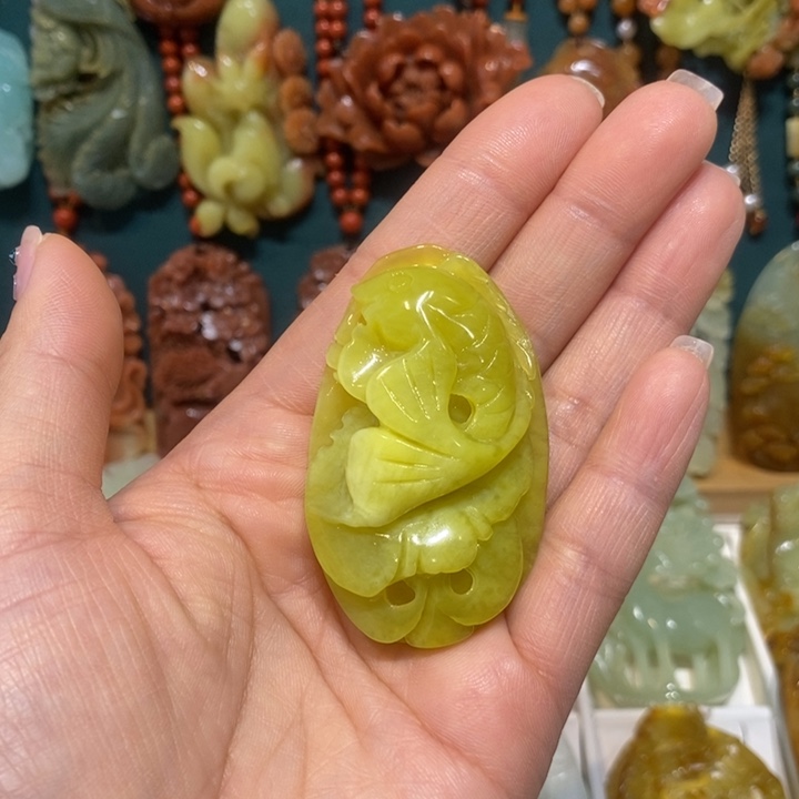 蛇纹石玉未镶嵌颈饰