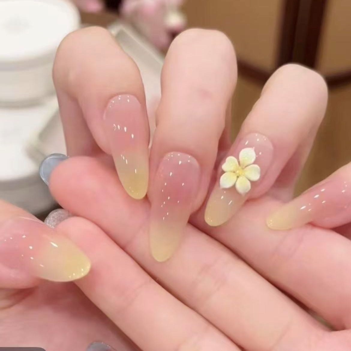 “半夏”花开半夏多巴胺柠檬黄纯色渐变穿戴甲手工可爱流行